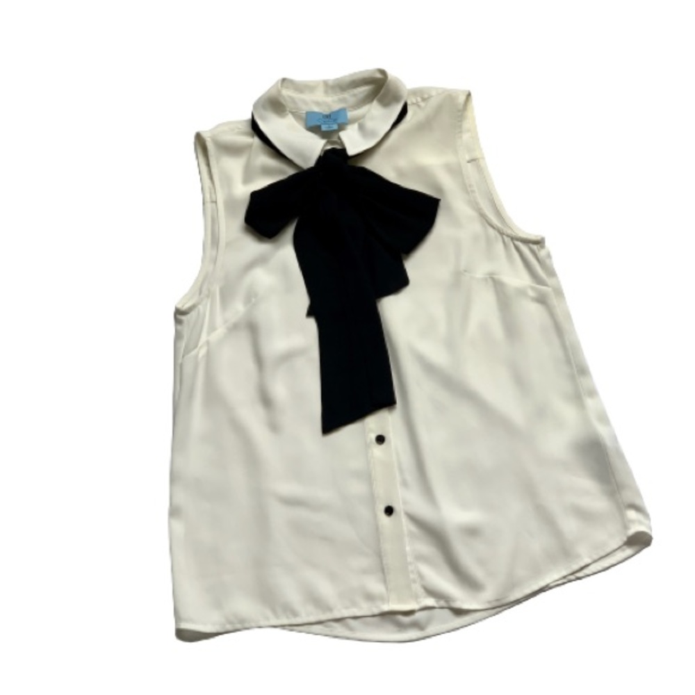 Sleeveless blouse with tie detail